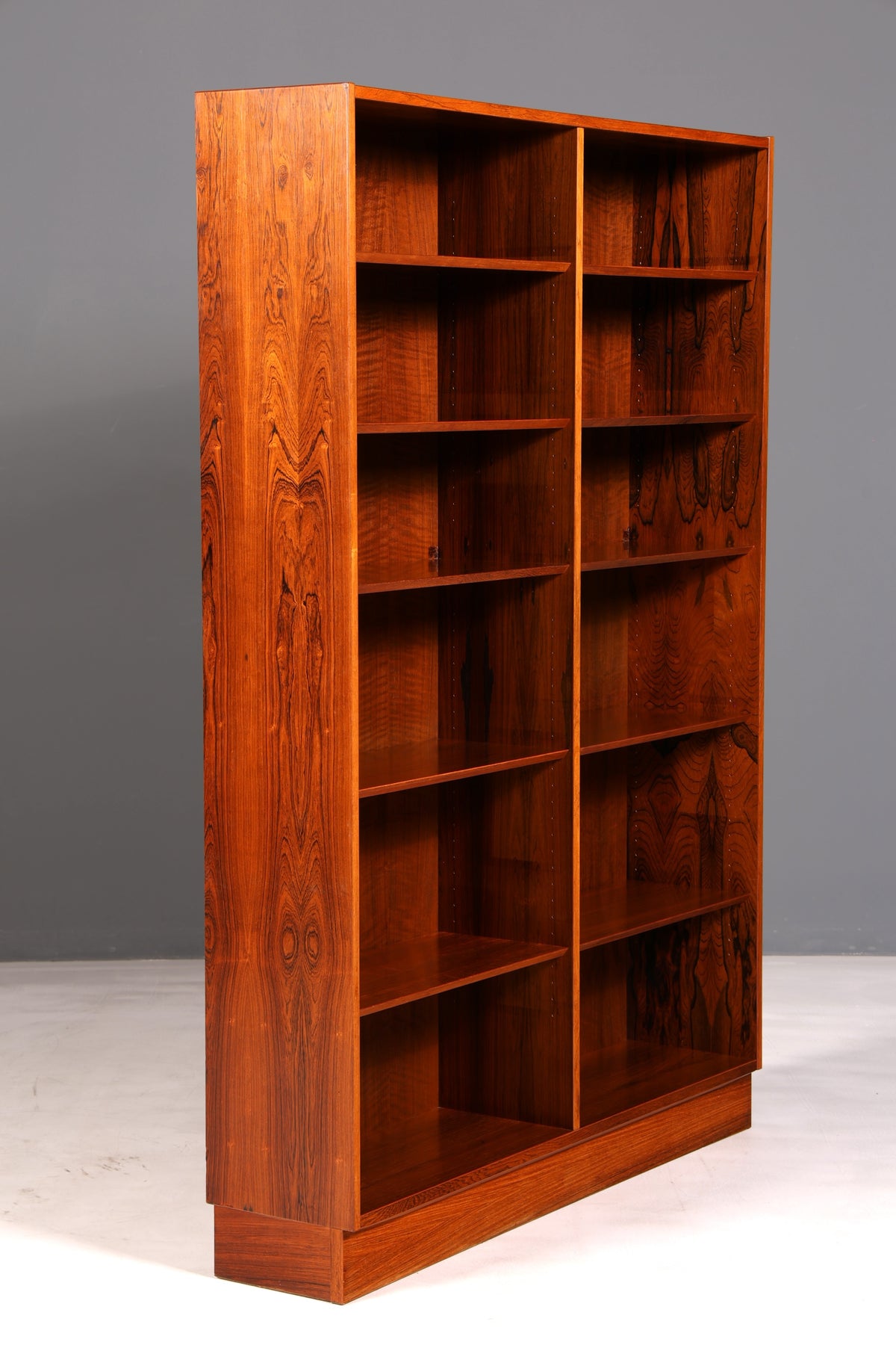 Stunning XXL Original Hundevad Mid-Century shelving unit in rosewood, Danish Design, Made in Denmark, vintage 1960s bookcase