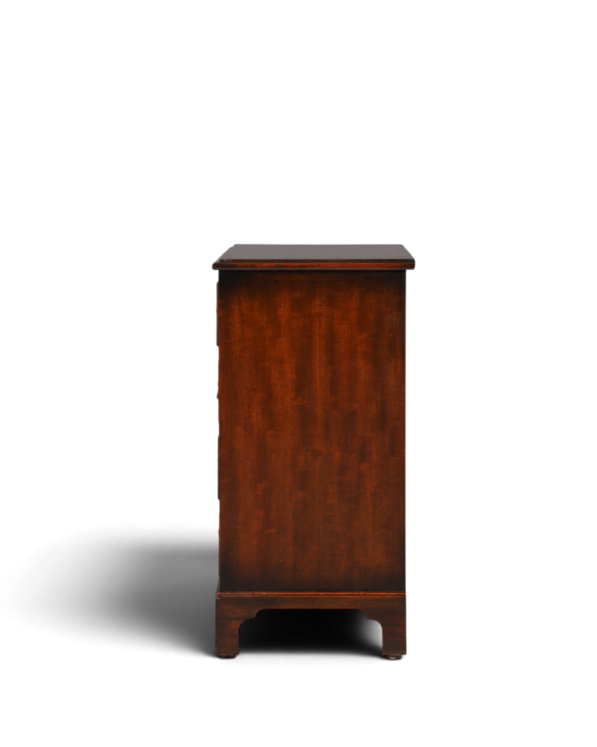 Hauptstadt Möblerei englische Mahagoni Kommode in Seitenansicht mit geschwungenem Sockel und klassischem Design