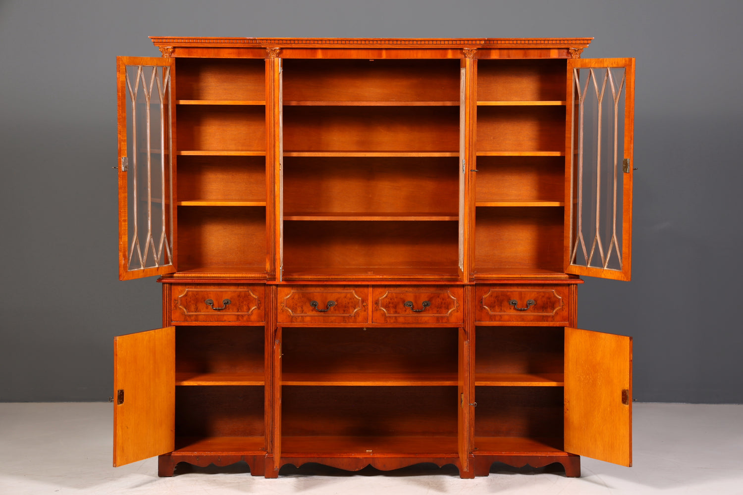 Traumhafte Englische Vitrine Eibe Holz Bibliothek Bücherschrank Buffet Schrank