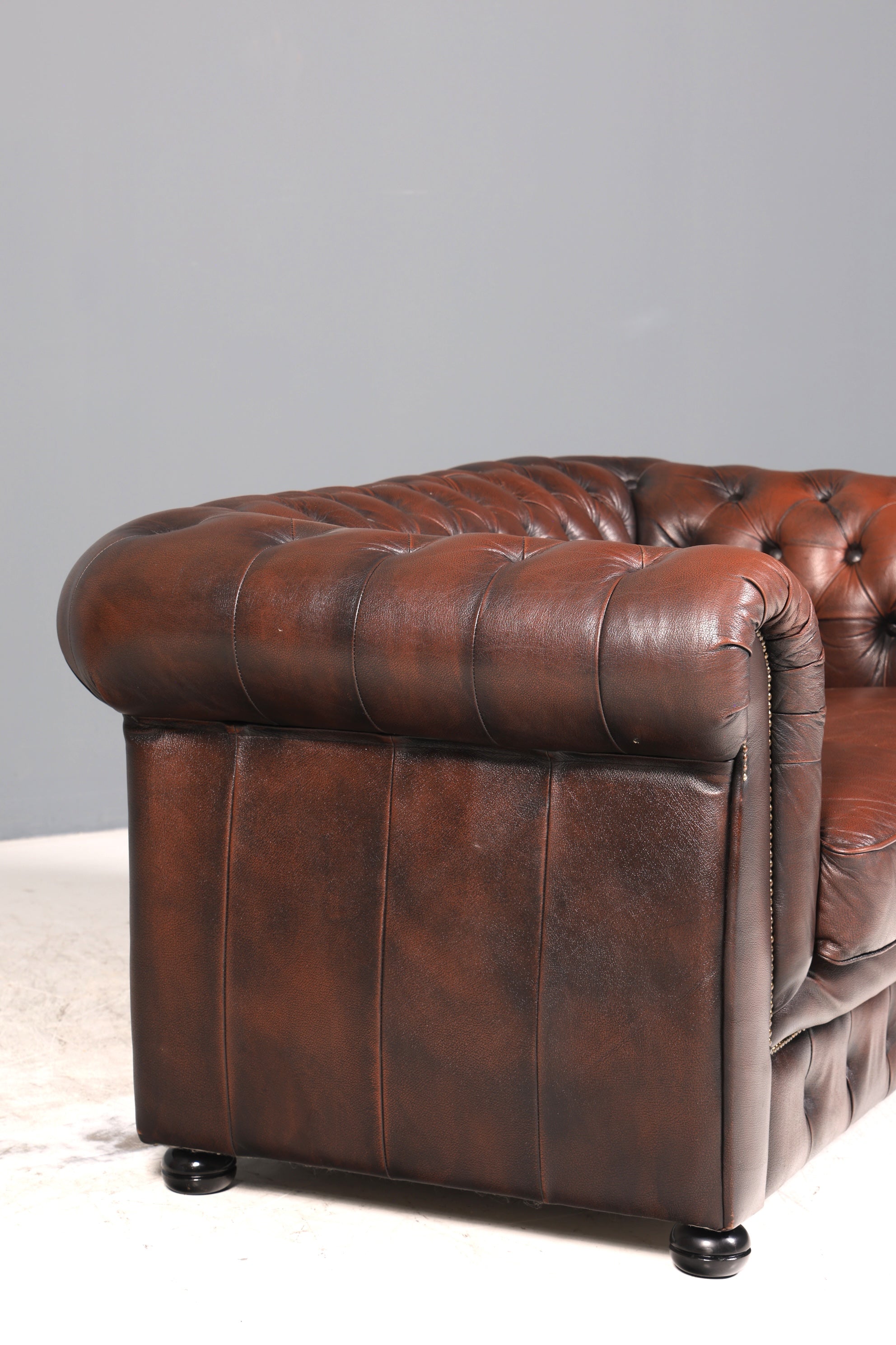 Wunderschönes Original Chesterfield 2er Sofa Englisch Leder 2- Sitzer Couch