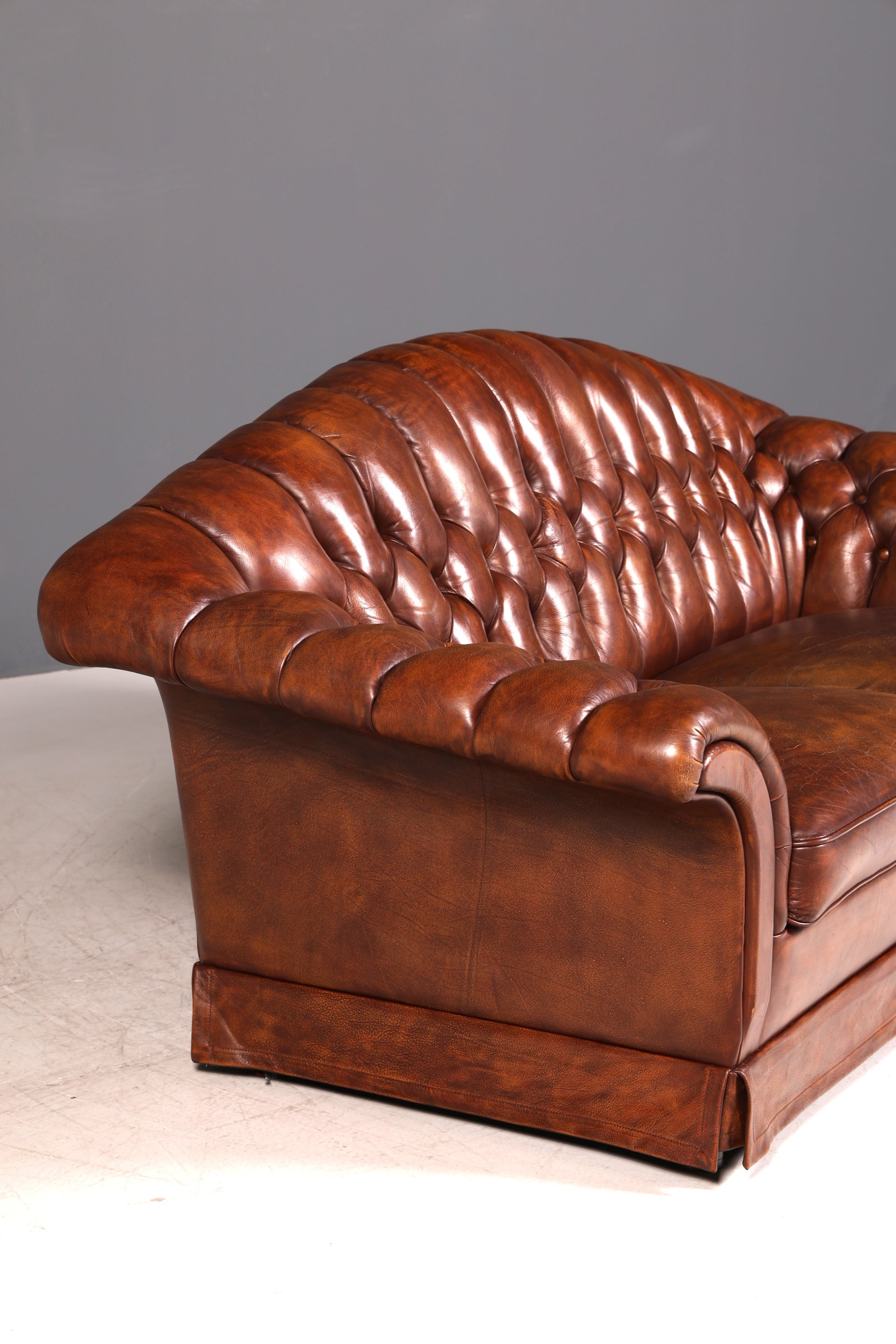 G448 Finish Wunderschönes Original Chesterfield 2er Sofa Englisch Oxblood Leder 2- Sitzer Couch (Kopie)