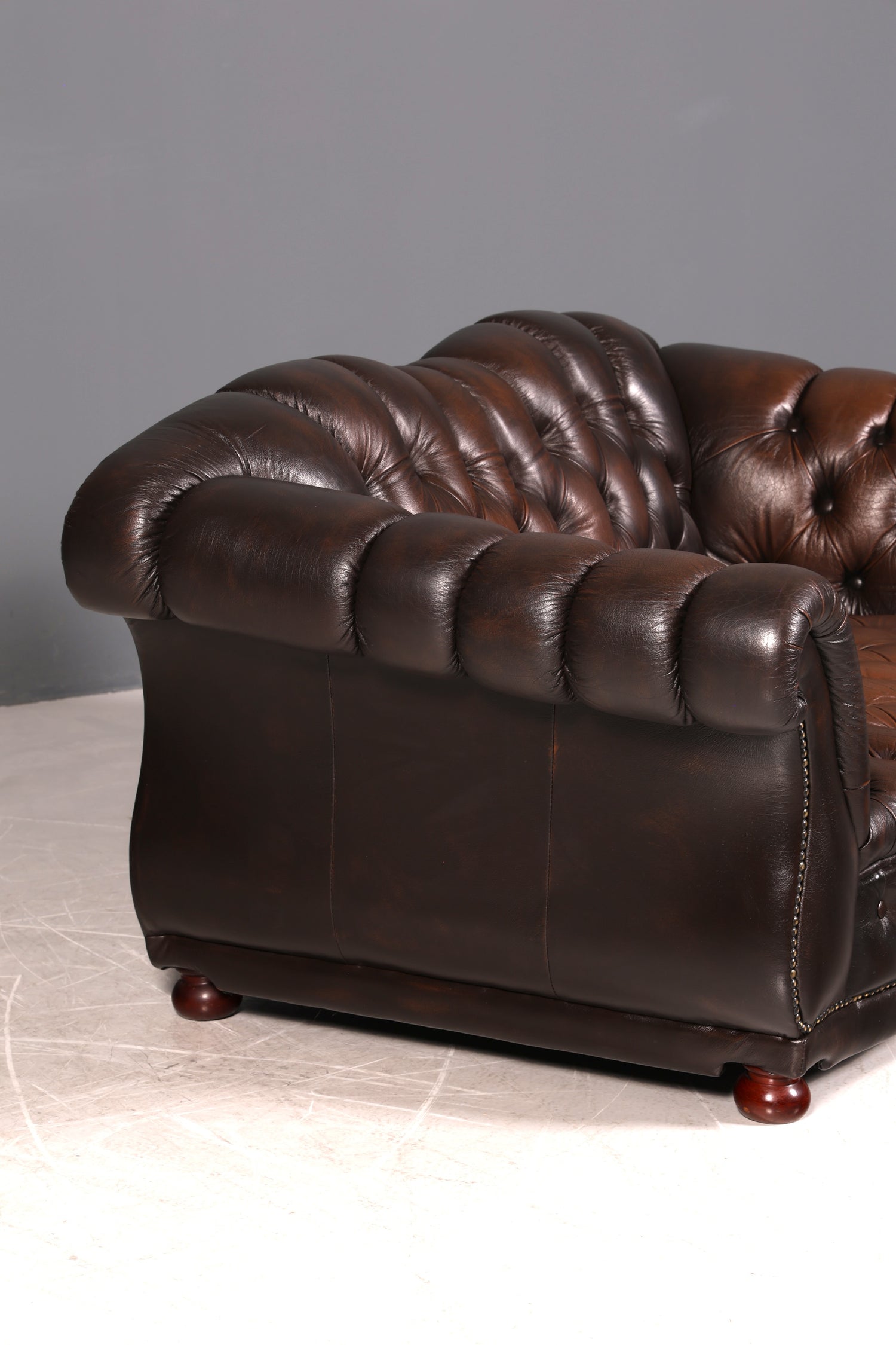 Wunderschönes Original Chesterfield 2er Sofa Englisch Herrenzimmer echt Leder 2- Sitzer Couch