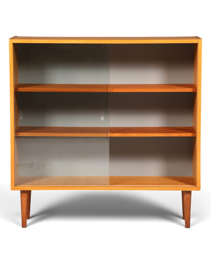 Hauptstadt Möblerei H953 Vitrinenschrank aus Holz mit Schiebetüren aus Glas und konischen Beinen im Retro-Stil