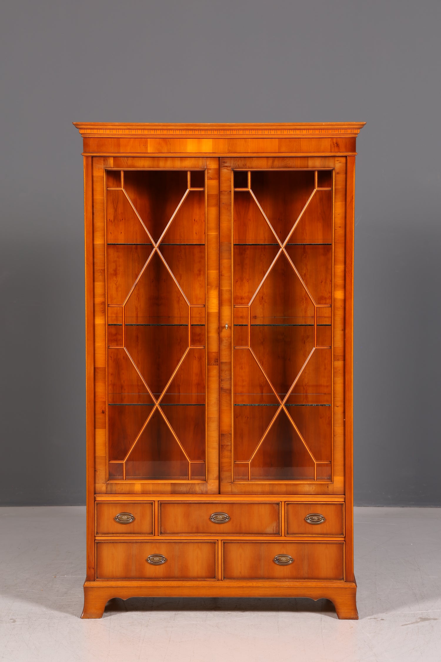 Wunderschöne Original Heldense Vitrine Englische Eibe Bücherschrank Antik Stil Glasvitrine Buffet Bibliothek