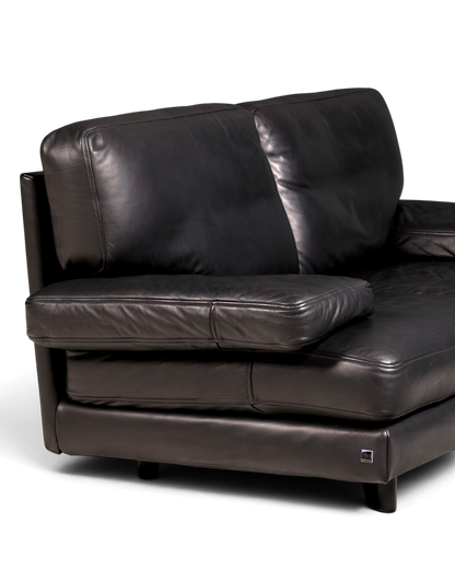 Hauptstadt Möblerei H848 Ledersofa in Schwarz mit modernem Design und gepolsterten Armlehnen