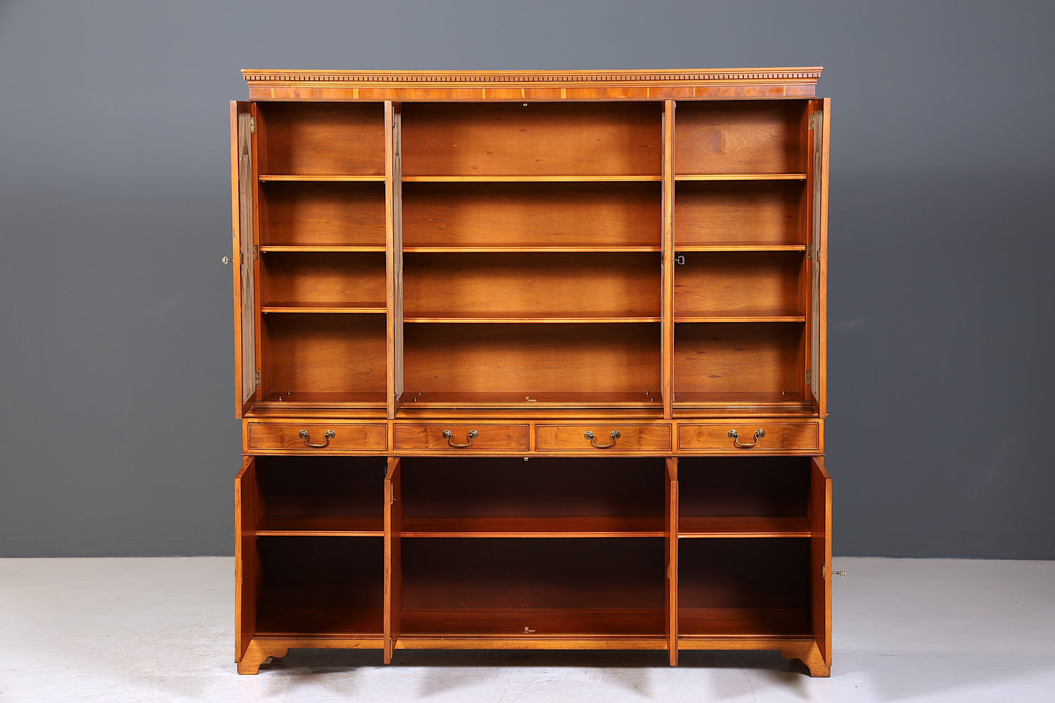 Wunderschöne Englische Vitrine Bücherschrank Buffet Antik Stil Englisch Eibe Glasvitrine Bibliothek