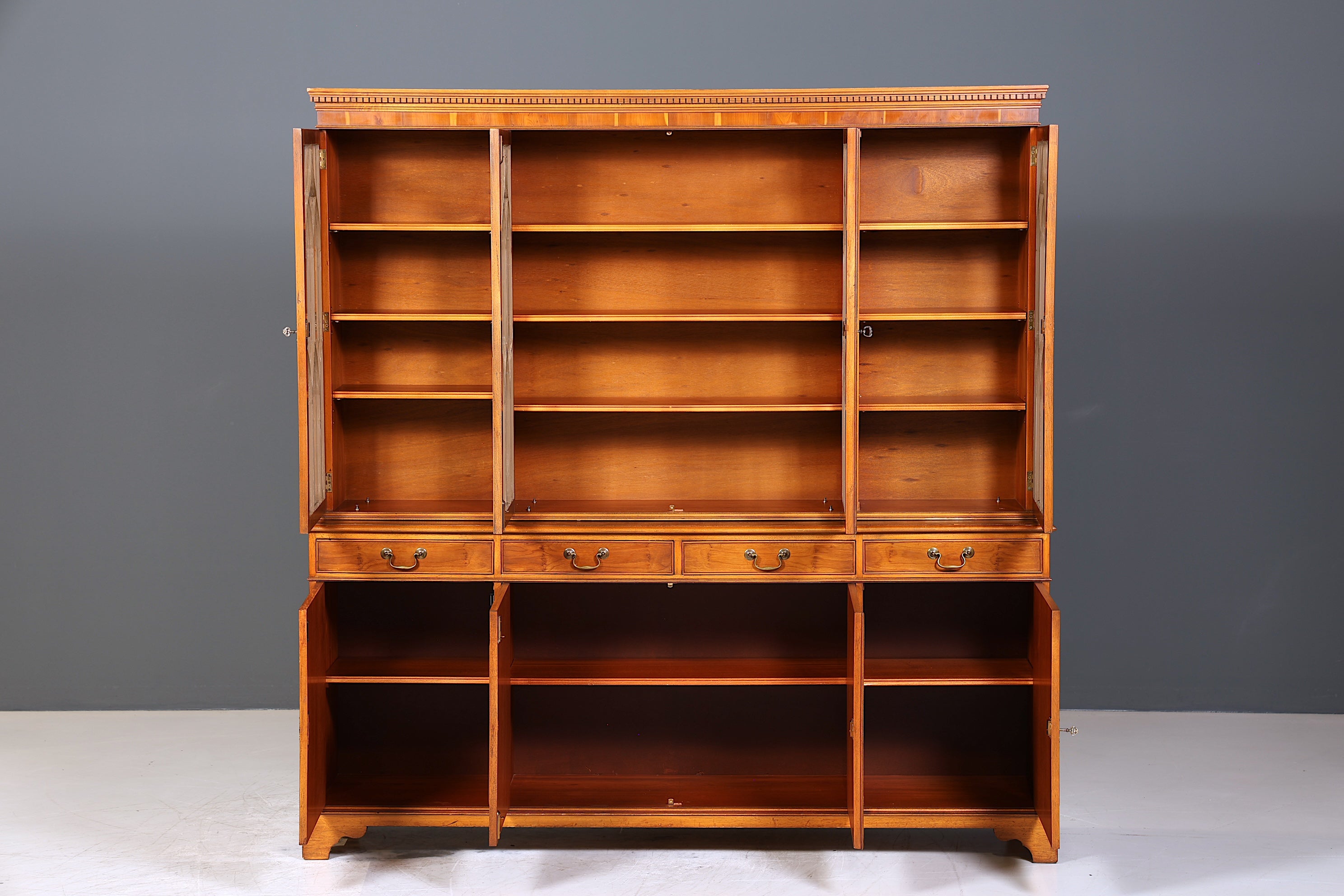 Wunderschöne Englische Vitrine Bücherschrank Buffet Antik Stil Englisch Eibe Glasvitrine Bibliothek