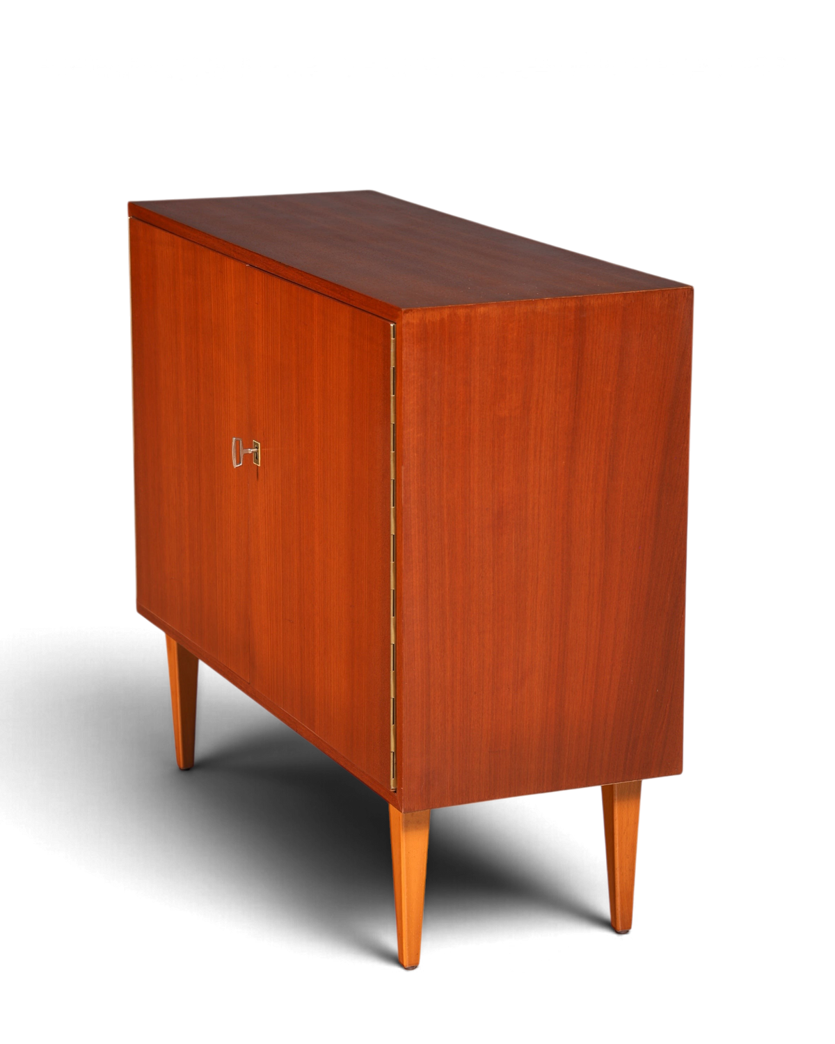 Hauptstadt Möblerei Mid Century Kommode aus Teakholz im Danish Design mit zwei Türen und schmalen Holzbeinen