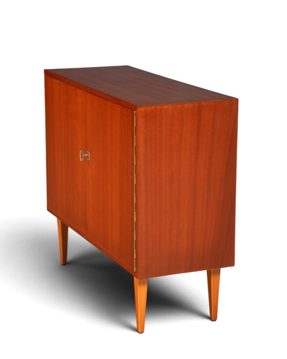 Hauptstadt Möblerei Mid Century Kommode aus Teakholz im Danish Design mit zwei Türen und schmalen Holzbeinen