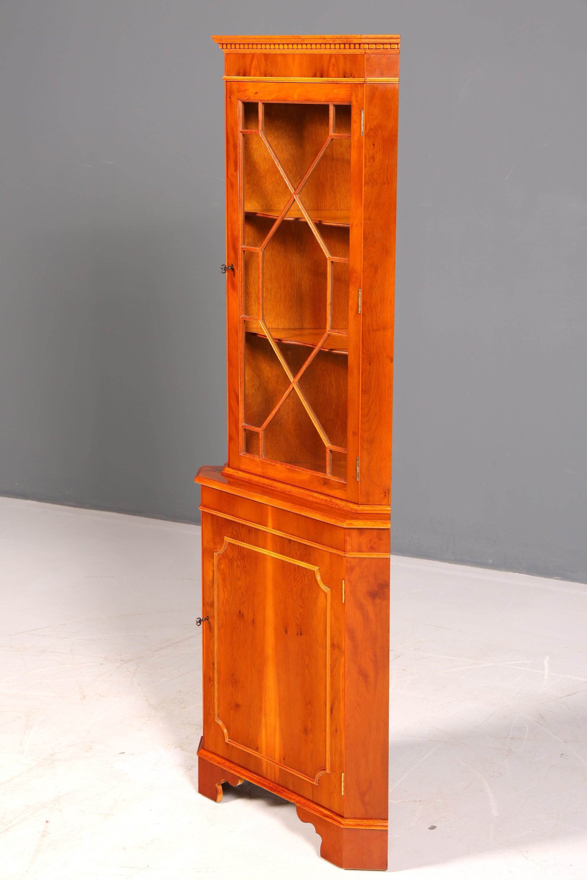 Wunderschöne Englische Eckvitrine Eibe Echt Holz Schrank Eckschrank Glasvitrine Vitrine Vintage