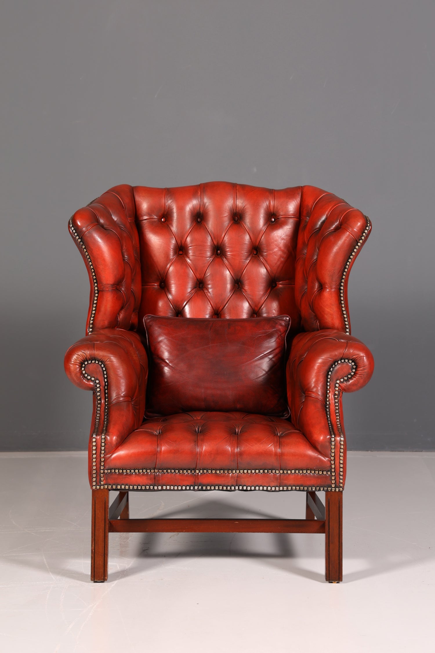 Original Chesterfield Ohrensessel mit Hocker Echtleder Englisch Herrensessel Ledersessel Antik Vintage