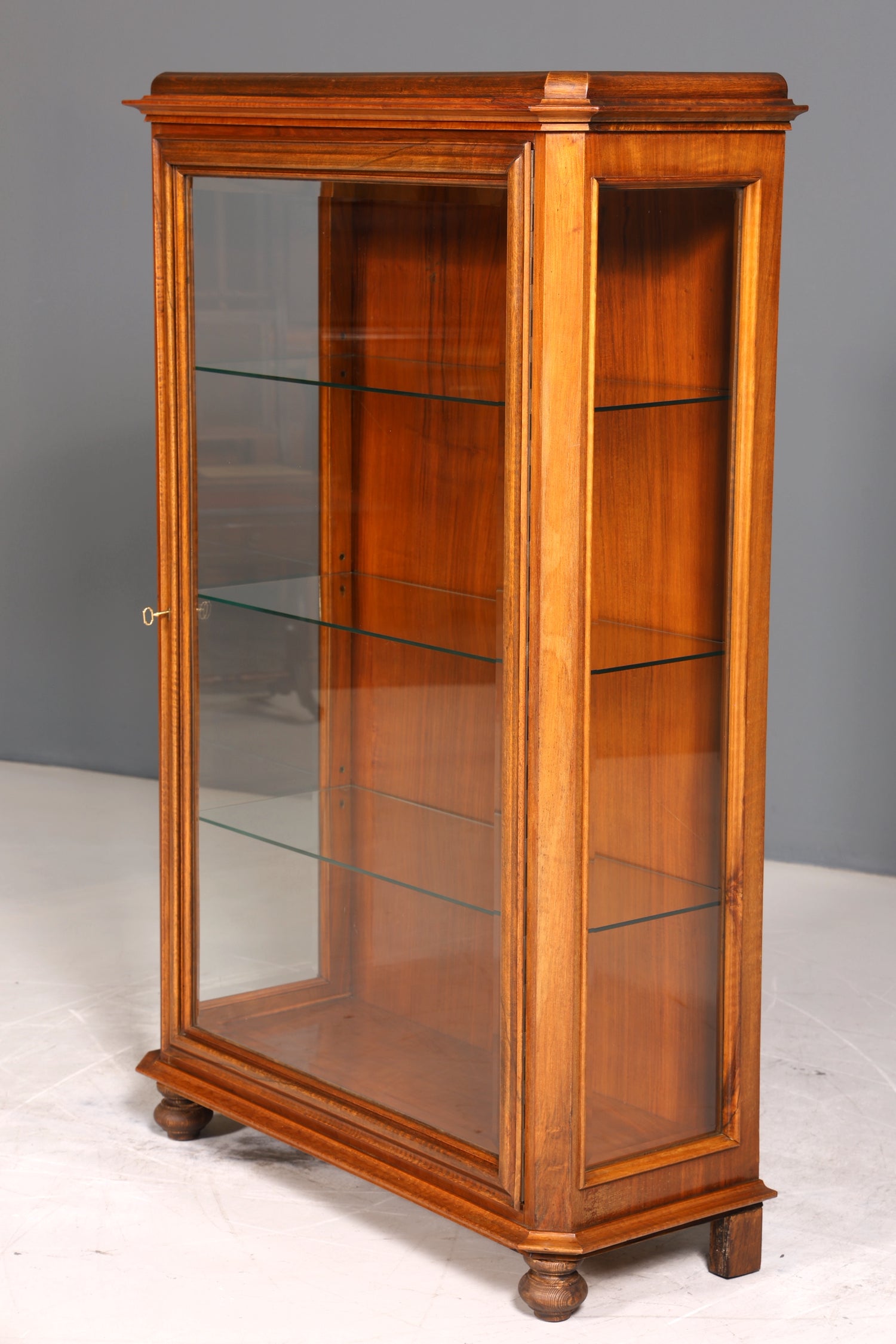 Wunderschöne Art Deco Vitrine Nussbaum Vitrine massiv Holz Antik Schrank