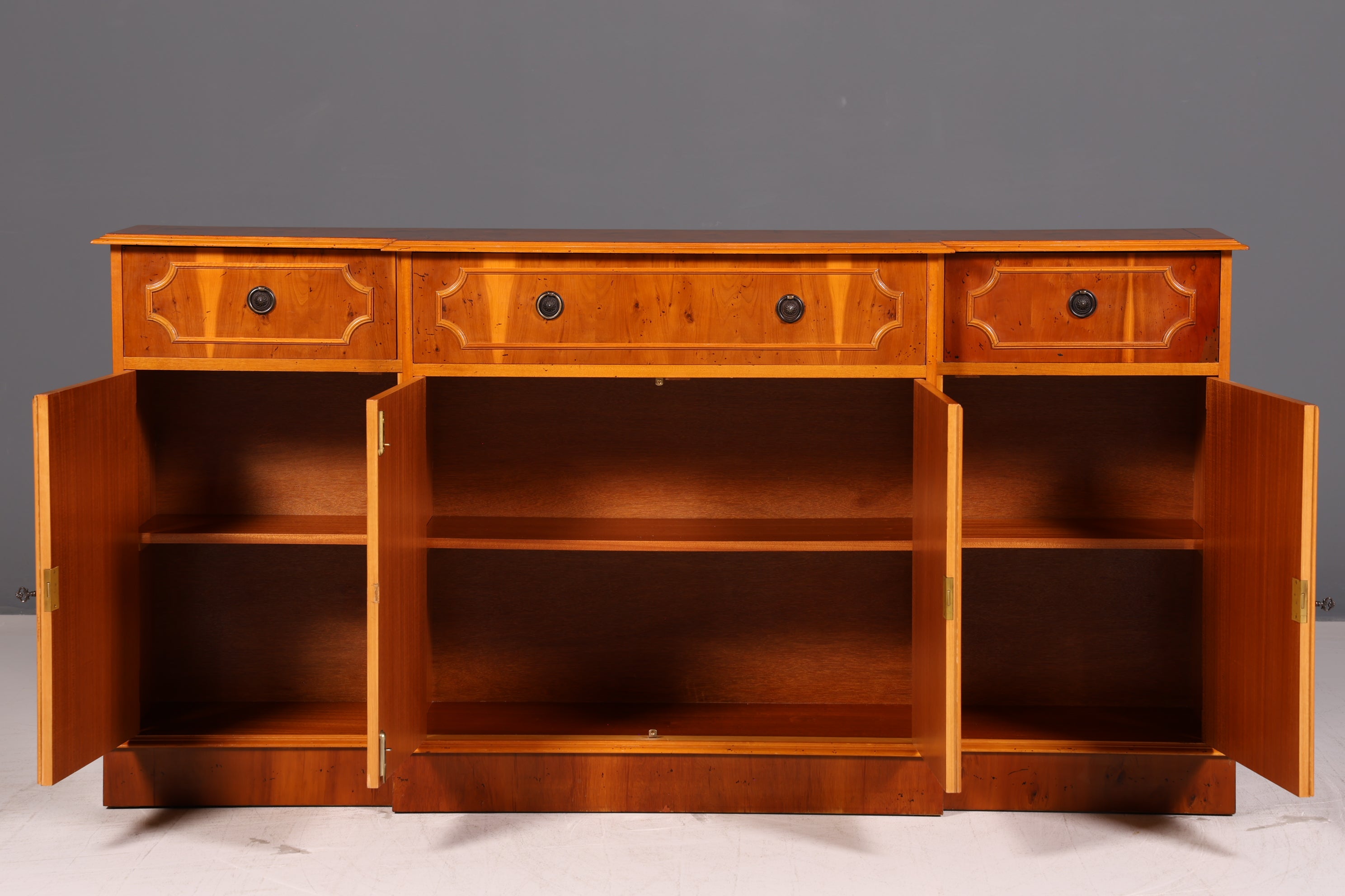 Wunderschönes Englisches Sideboard Eibe Schrank Antik Stil 60er Buffetschrank Kommode Anrichte Vintage