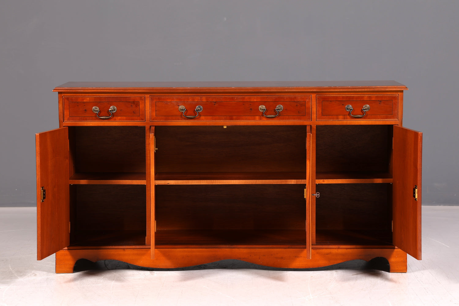 Wunderschönes Englisches Sideboard Eibe Schrank 60er Buffetschrank Kommode Anrichte Vintage