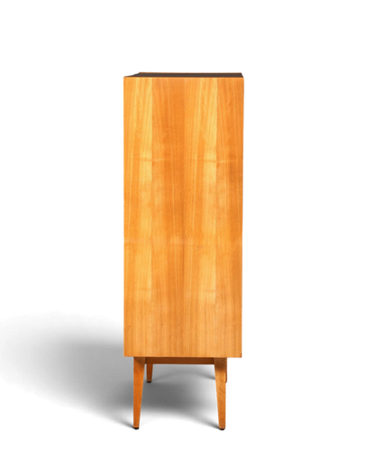 Hauptstadt Möblerei Hellerau Highboard Modell 602 von Franz Ehrlich aus hellem Holz im Mid Century Design Seitenansicht