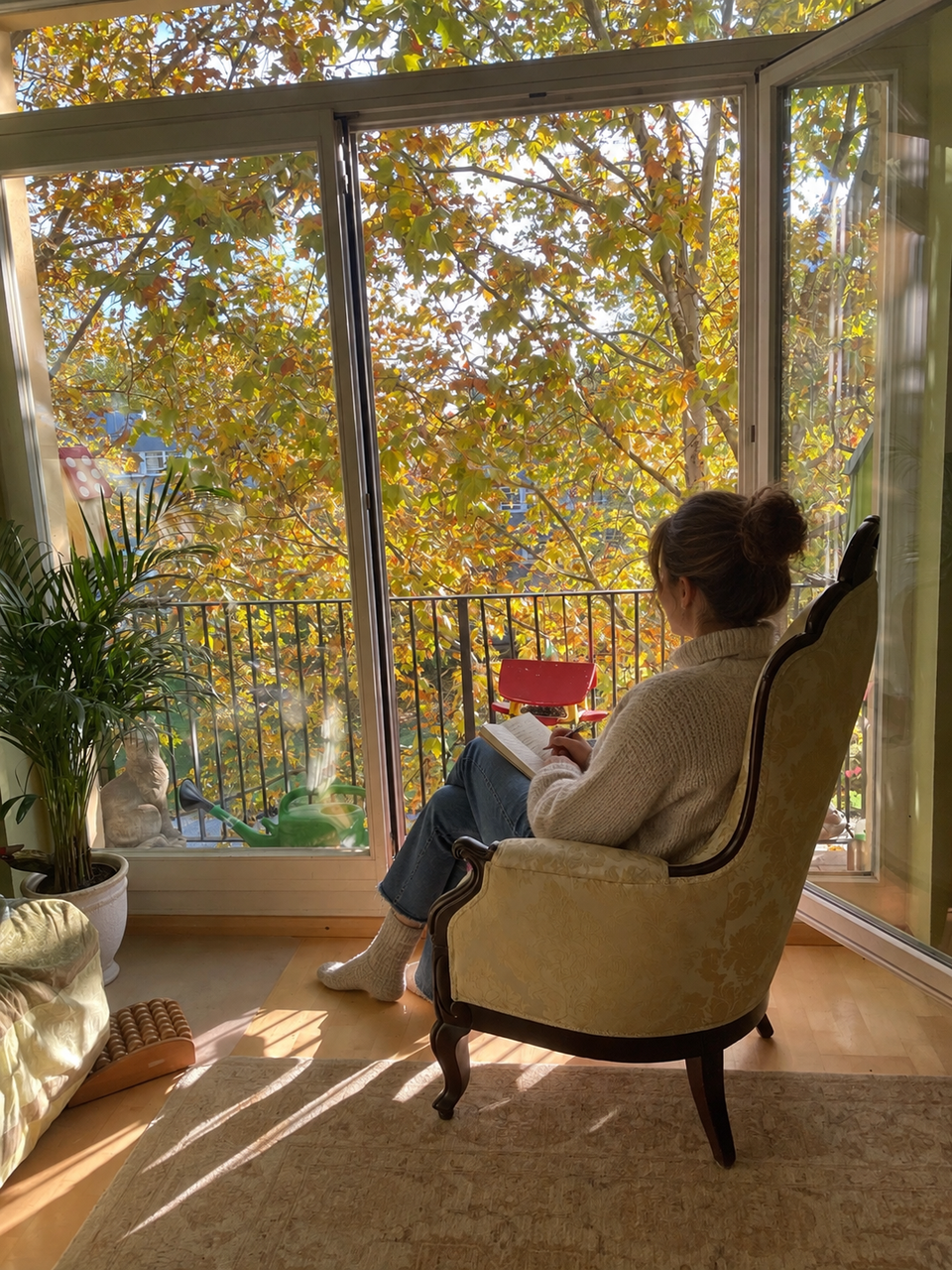 Kundin liest in einem Polstersessel am offenen Fenster, Foto der Kundin