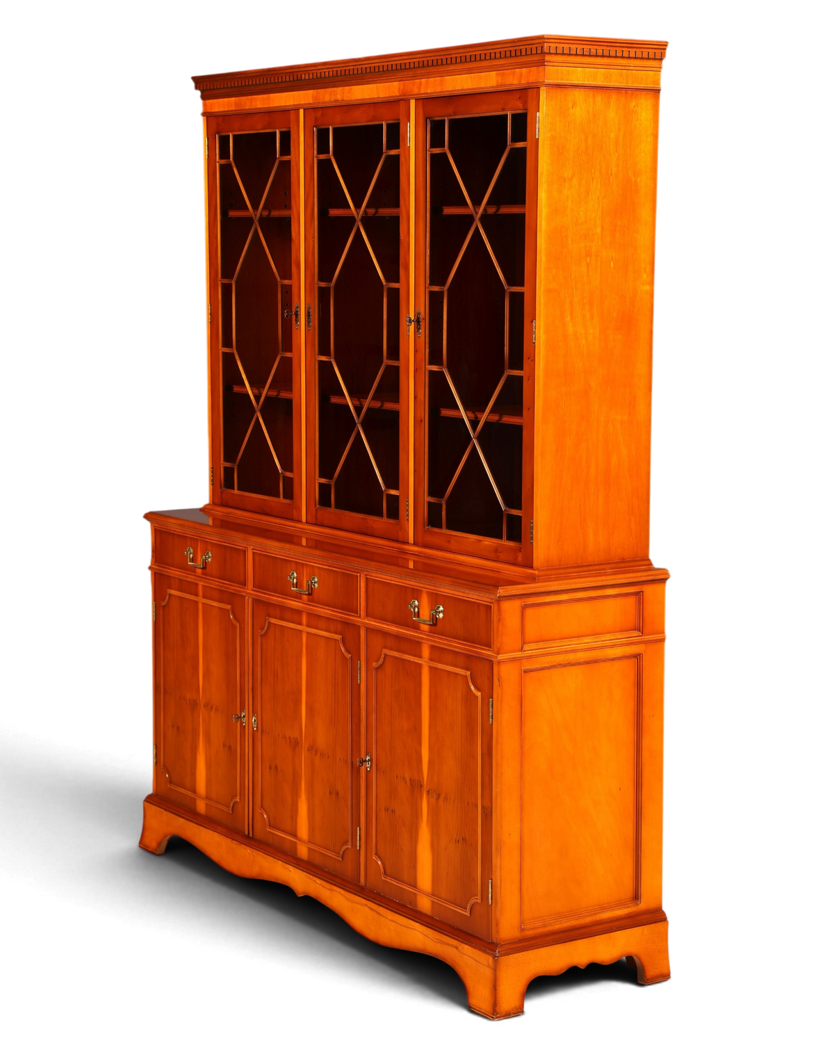 Hauptstadt Möblerei englische Vitrine aus Eibenholz mit Glasfront, Messingbeschlägen und Stauraum im Unterteil