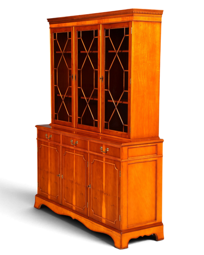 Hauptstadt Möblerei englische Vitrine aus Eibenholz mit Glasfront, Messingbeschlägen und Stauraum im Unterteil
