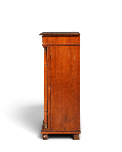 Hauptstadt Möblerei Jugendstil Vertiko Schrank aus massivem Holz in Seitenansicht mit dekorativen Säulen