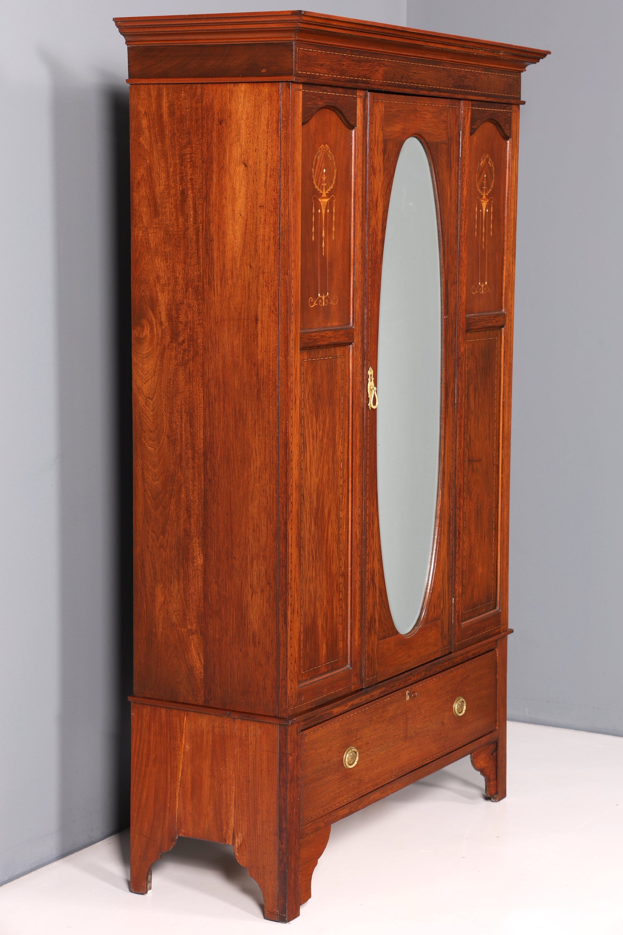 Traumhafter Englischer Jugendstil Schrank um 1910 massiv Holz Kleiderschrank