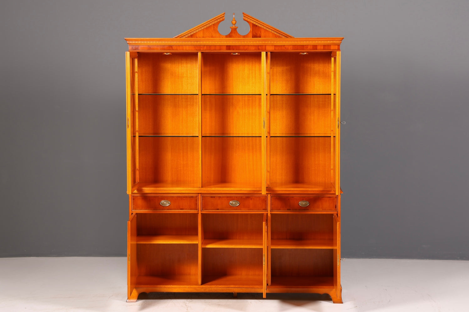 Wunderschöne Original Heldense Vitrine Englische Eibe Bücherschrank Buffet Antik Glasvitrine Vintage