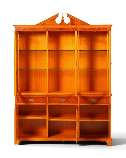 Hauptstadt Möblerei Heldense Vitrine aus englischer Eibe mit Glasfronten, höhenverstellbaren Böden und Buffet-Unterschrank