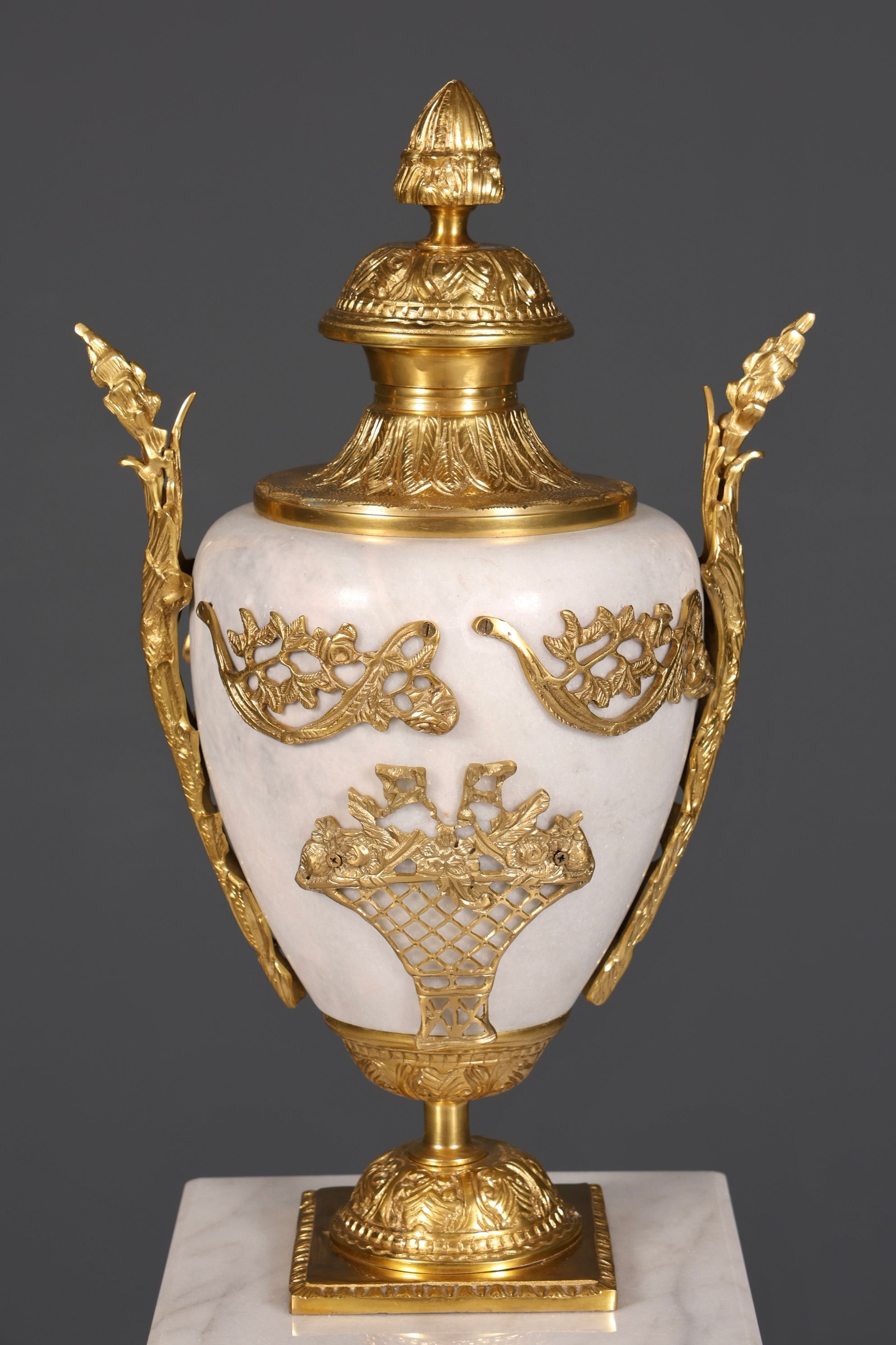 Wunderschöne Barock Stil Säule mit Vase Louis XV Marmor Blumensäule weißer Naturstein Sockel Ablage