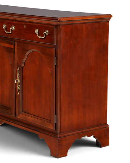 Hauptstadt Möblerei Drexel Heritage Sideboard aus dunklem Holz im Antik-Stil mit Messingbeschlägen und Schubladen