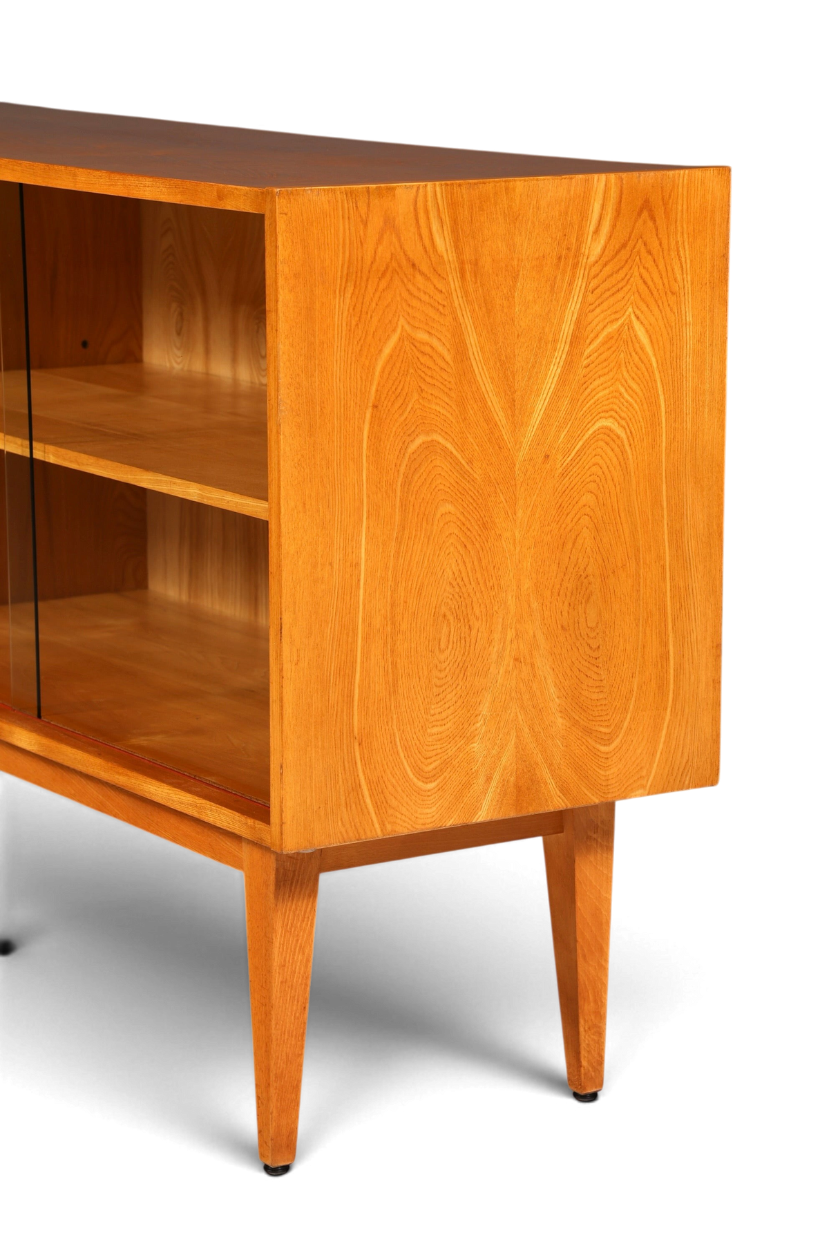 Hauptstadt Möblerei Hellerau Sideboard Modell 602 aus hellem Echtholz mit Glasschiebetüren im Mid-Century-Design
