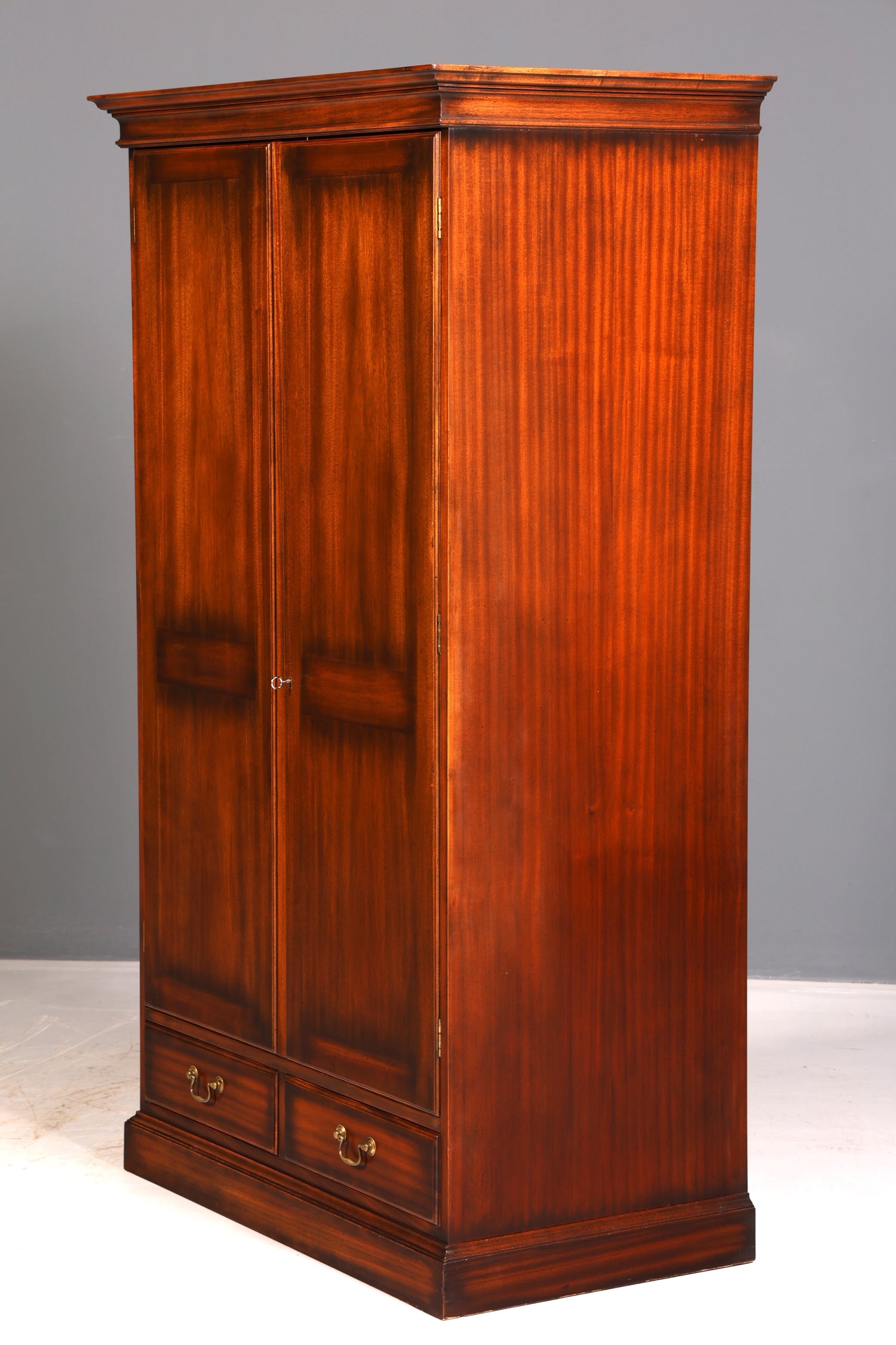 Wunderschöner Englischer Schrank Mahagoni Dielenschrank Wäscheschrank Kleiderschrank Antik Vintage