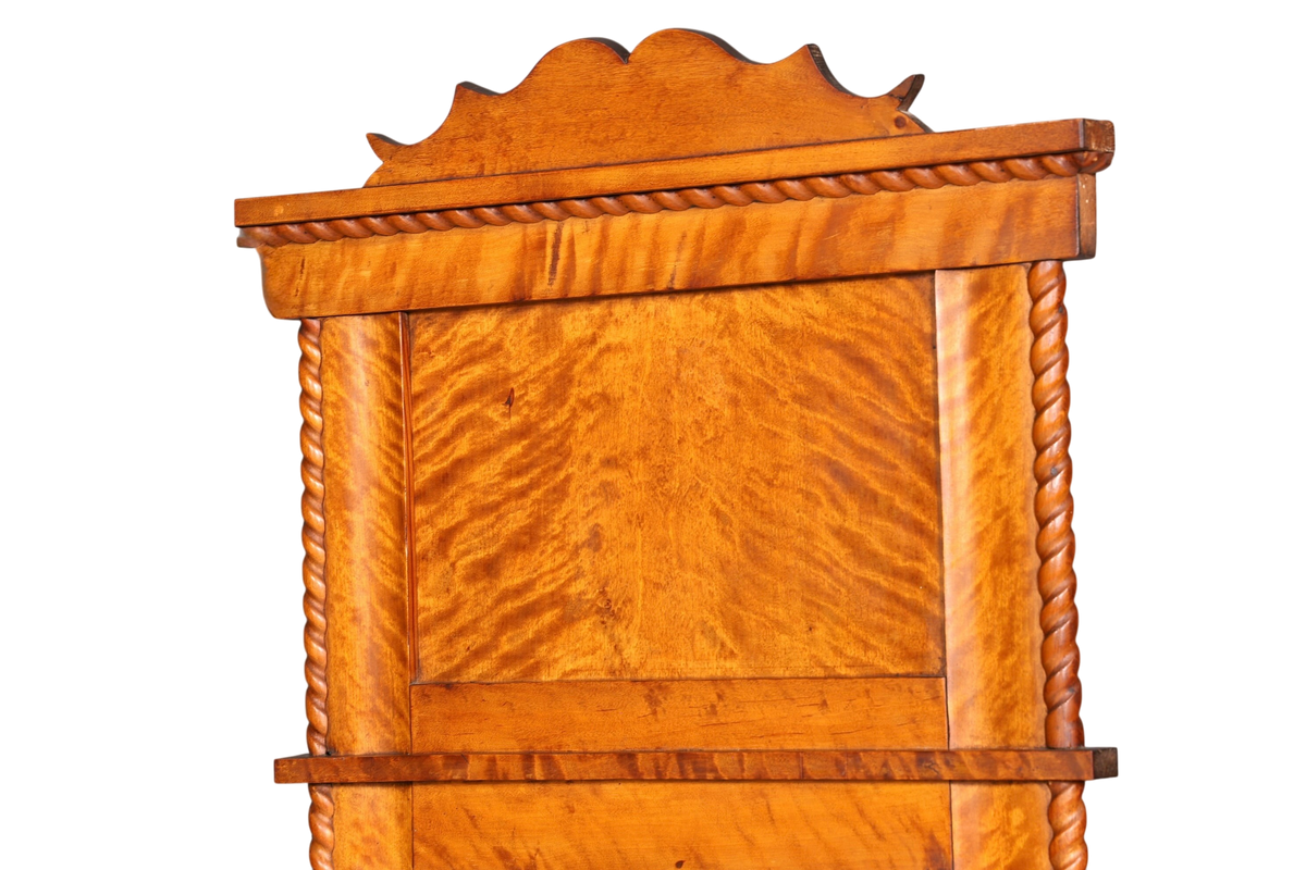 Hauptstadt Möblerei Biedermeier Wandspiegel mit warmem Holzfurnier und dekorativen gedrehten Säulen im Antik-Stil