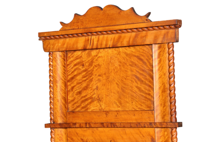 Hauptstadt Möblerei Biedermeier Wandspiegel mit warmem Holzfurnier und dekorativen gedrehten Säulen im Antik-Stil