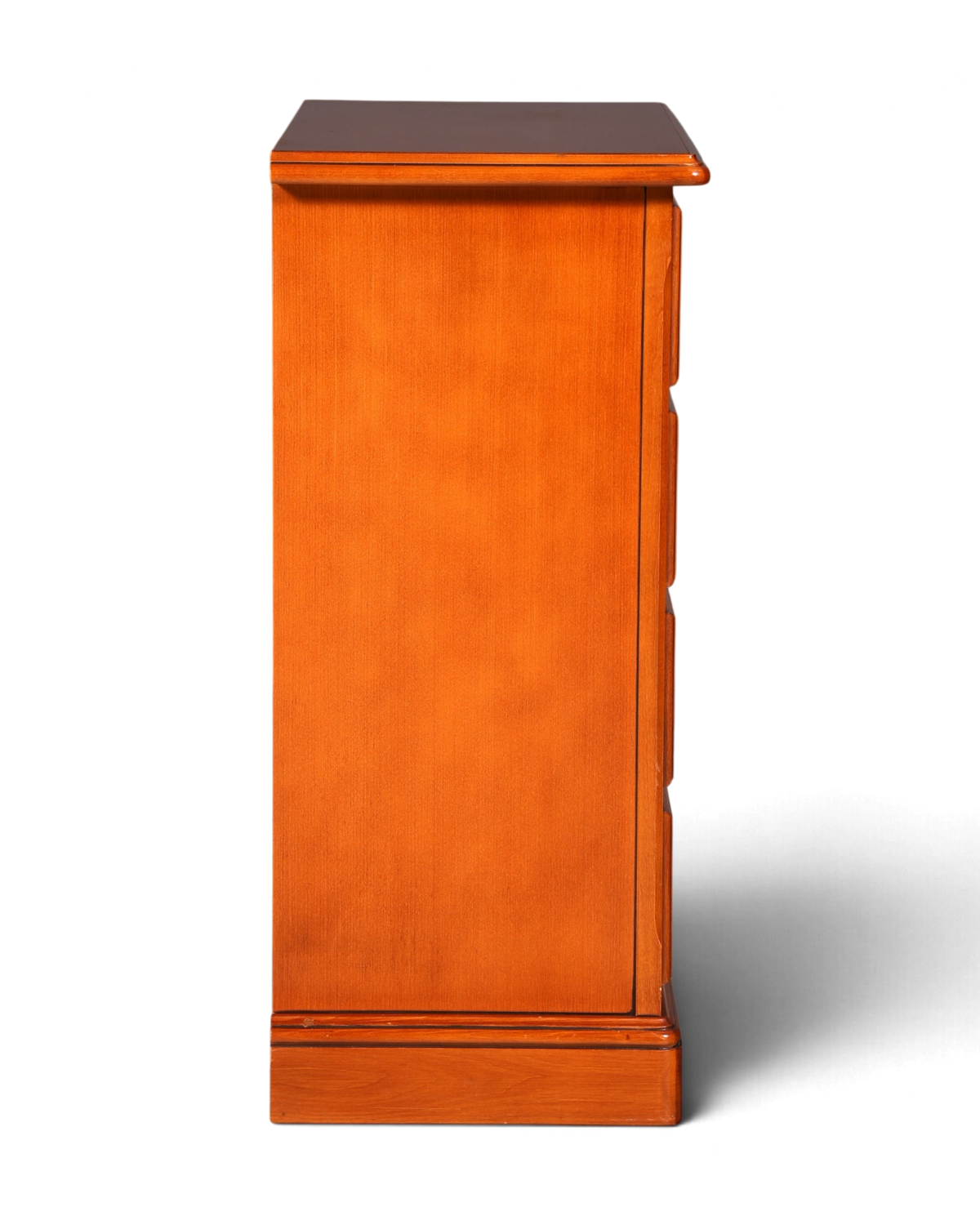 Seitenansicht einer H945 Kommode aus warmem, honigfarbenem Holz von Hauptstadt Möblerei mit klassischem Design