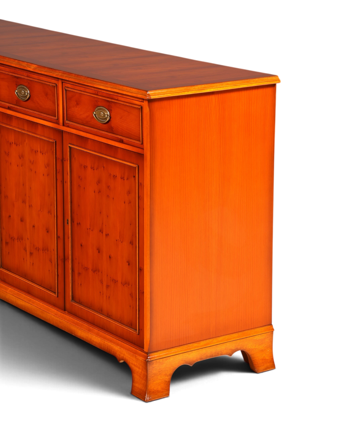 Hauptstadt Möblerei Heldense Sideboard aus englischer Eibe mit Schubladen und Türen im antiken Vintage-Stil