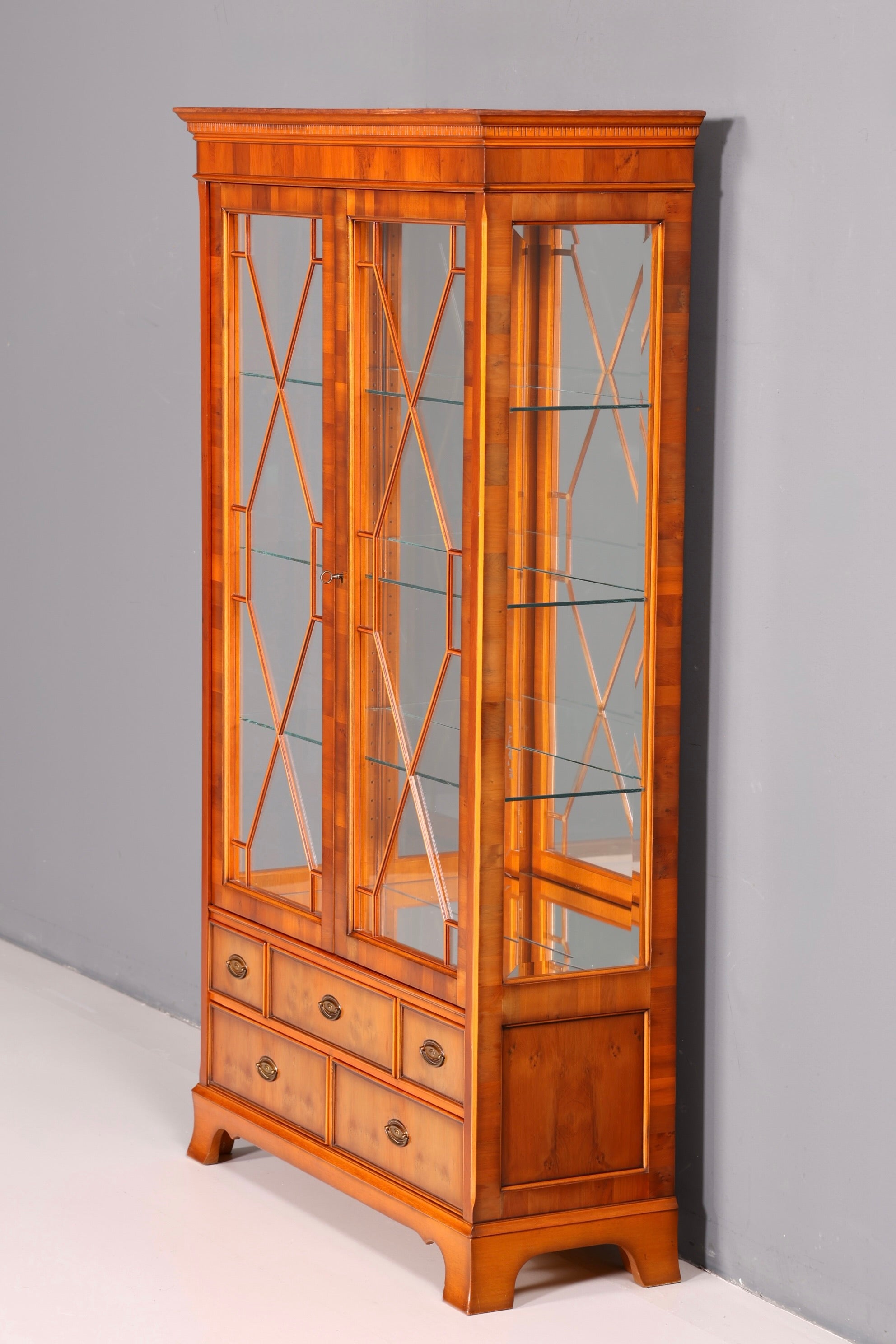 Wunderschöne Original Heldense Vitrine Englische Eibe Bücherschrank Glasvitrine mit Beleuchtung Antik