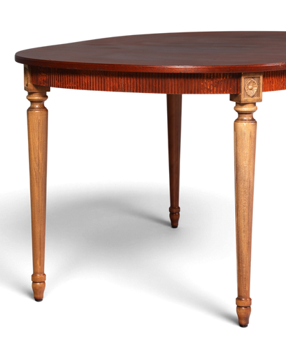 Hauptstadt Möblerei gustavianischer Esstisch aus massivem Holz mit geschnitzten Details und eleganter Maserung