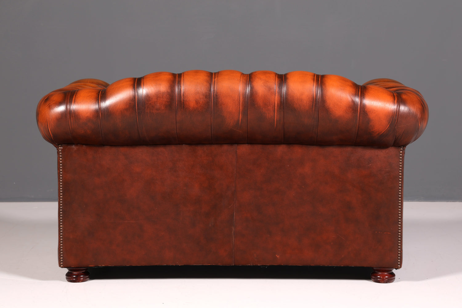 Stilvolles Original Chesterfield Sofa 2-Sitzer Couch Echt Leder Englisch Polstersofa