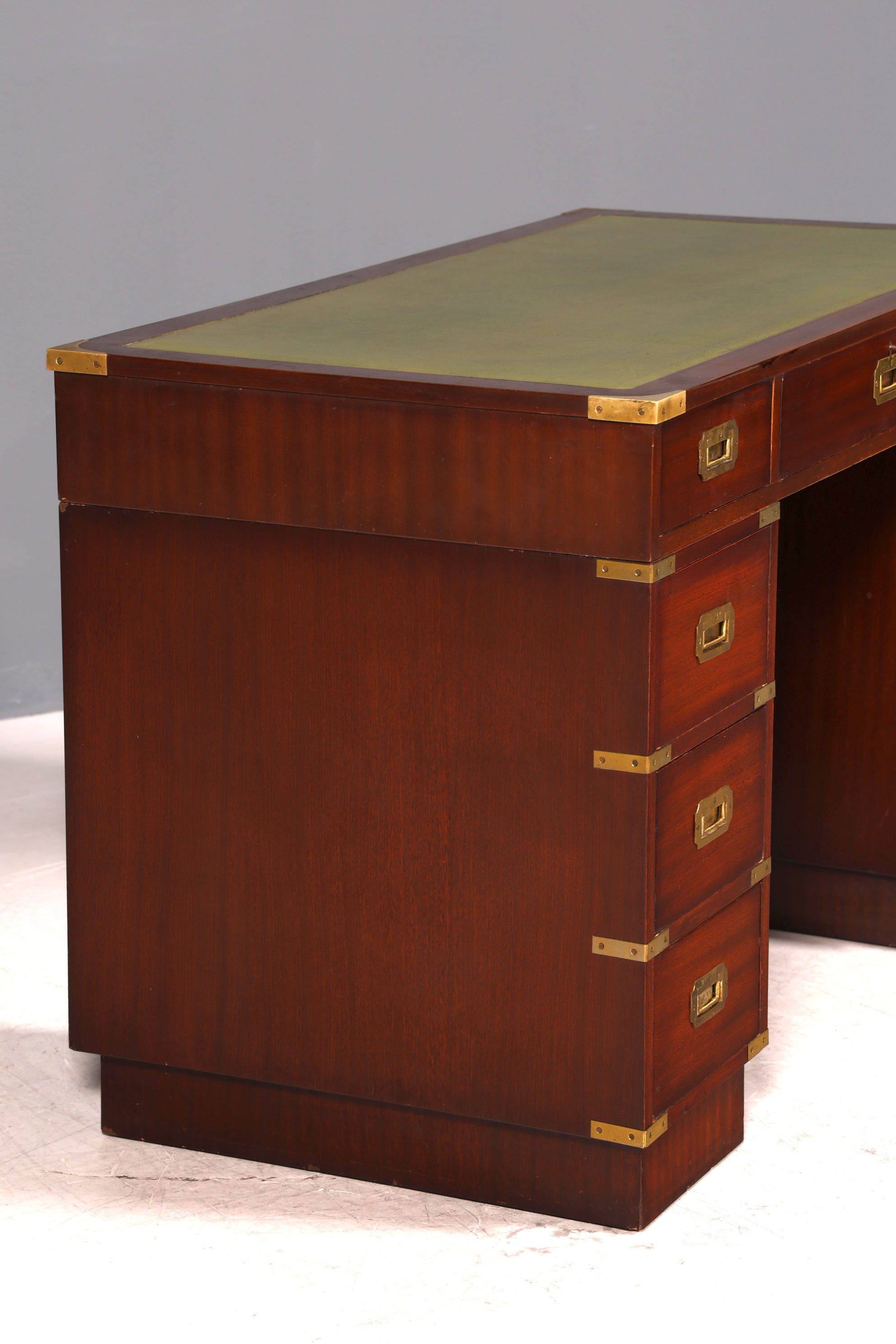 Edler Maritimer Schreibtisch Englischer Military Bürotisch Office Table mit echt Lederauflage