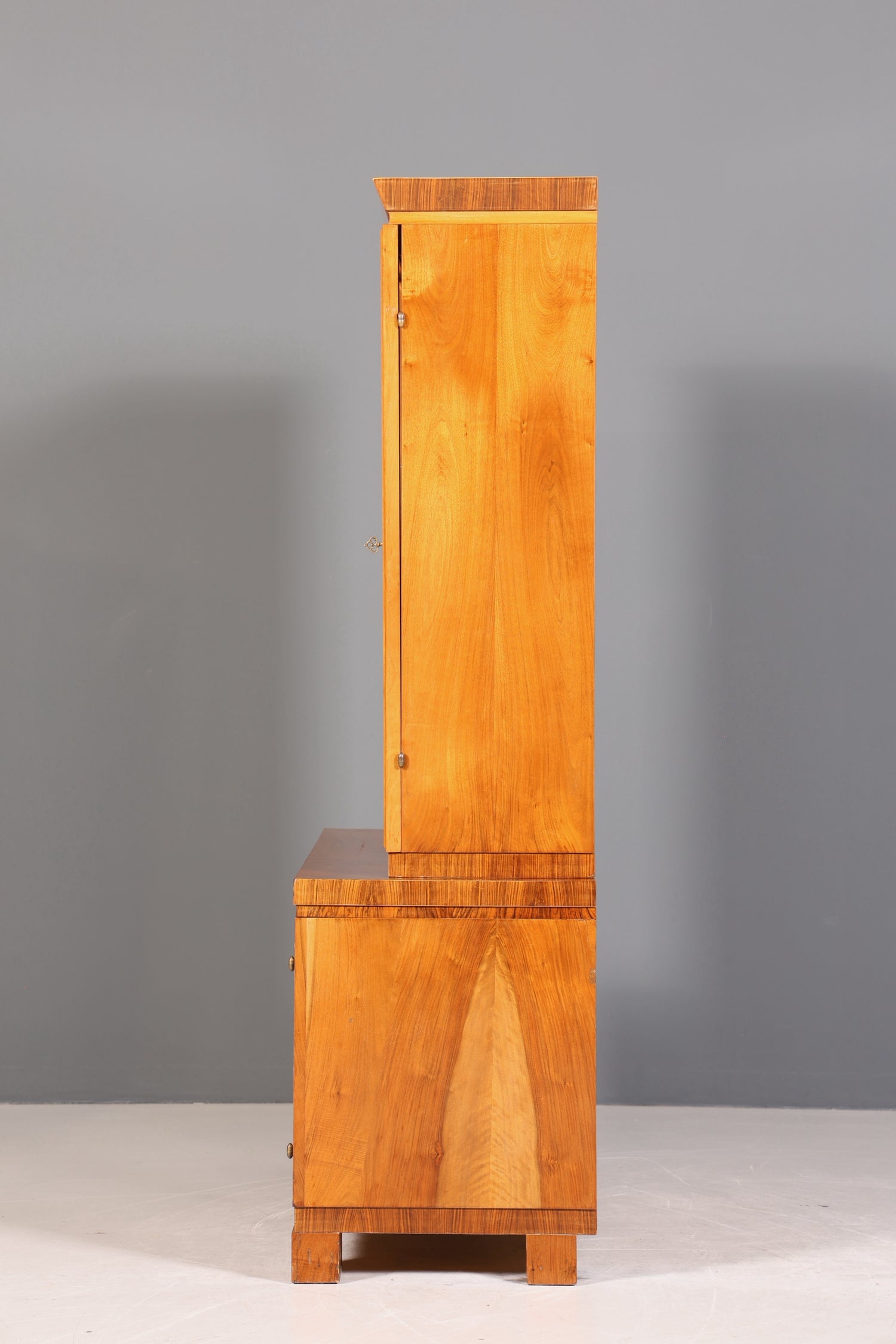 Wunderschöne Art Deco Vitrine Nussbaum Vitrine massiv Holz Antik Schrank Geschirrschrank 1 von 2