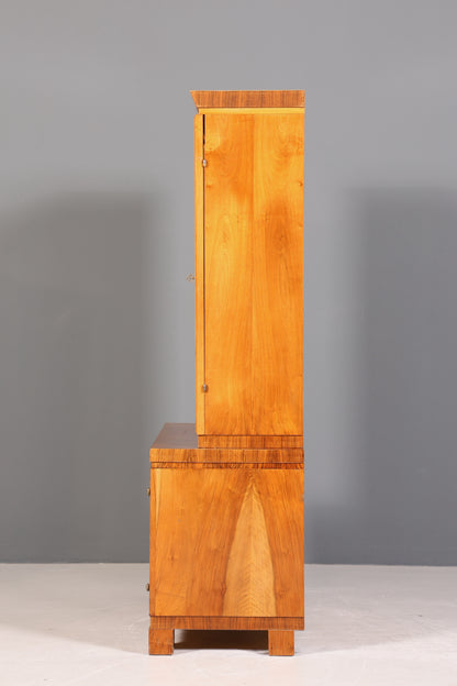Wunderschöne Art Deco Vitrine Nussbaum Vitrine massiv Holz Antik Schrank Geschirrschrank 1 von 2