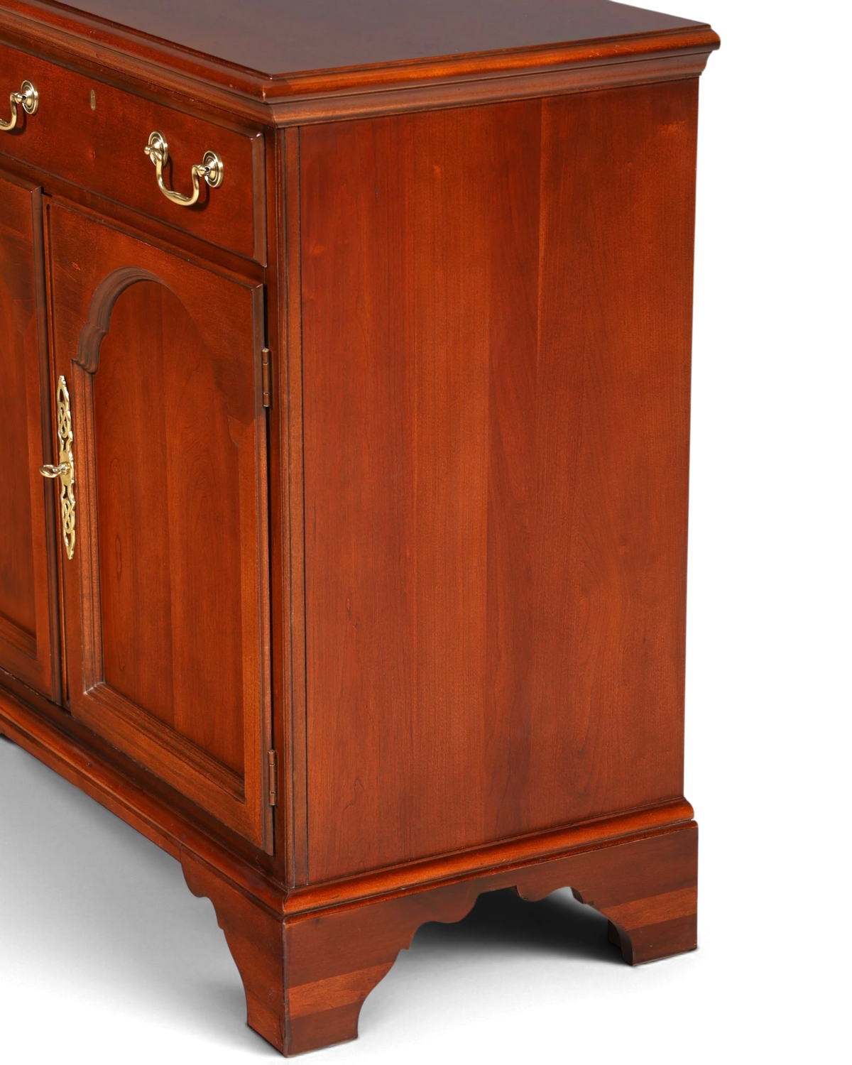 Hauptstadt Möblerei Drexel Heritage Sideboard aus dunklem Holz im Antik-Stil mit Messingbeschlägen und Schubladen