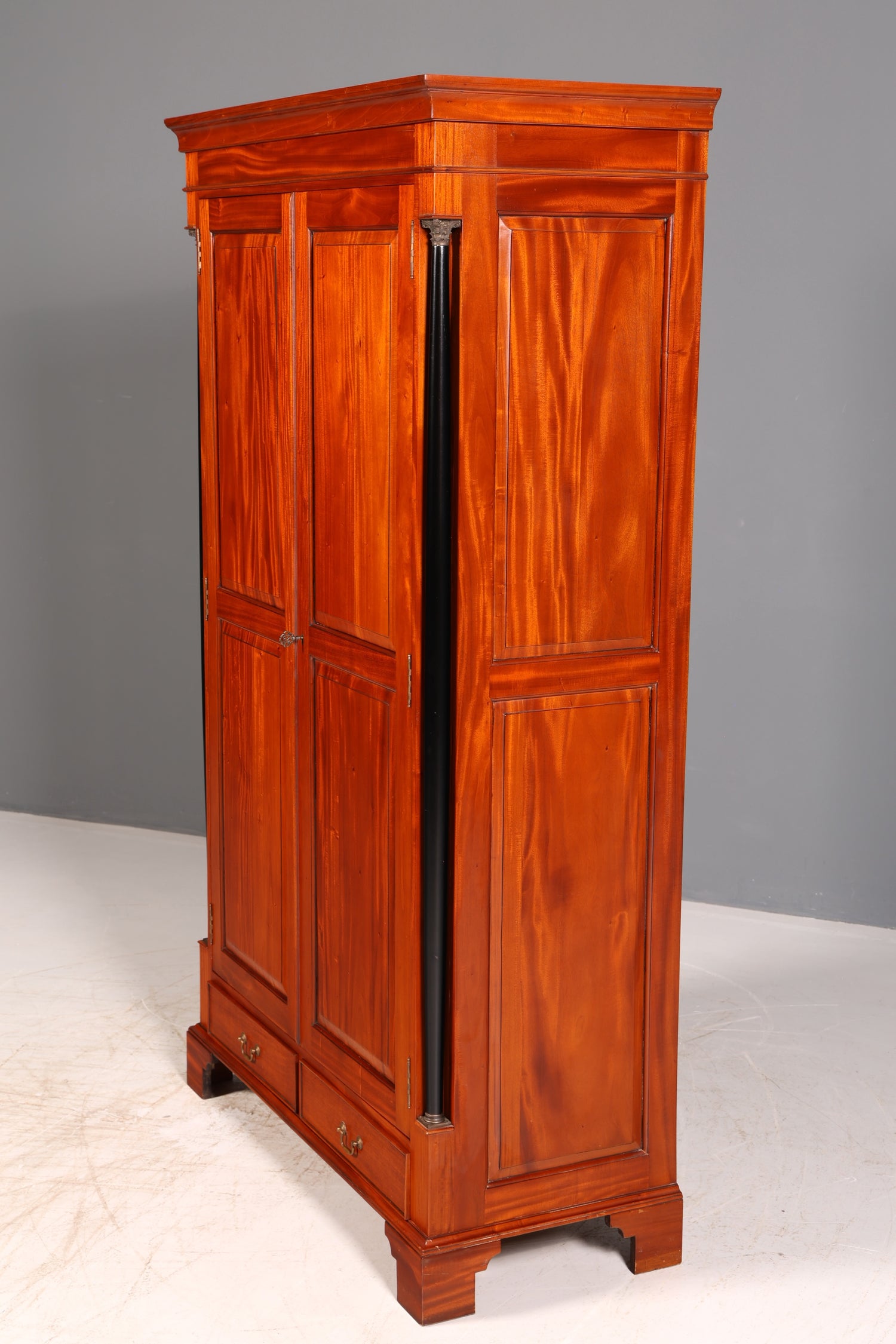 Wunderschöner Biedermeier Kleiderschrank Mahagoni Antik Säulenschrank Dielenschrank Wäscheschrank Massivholz