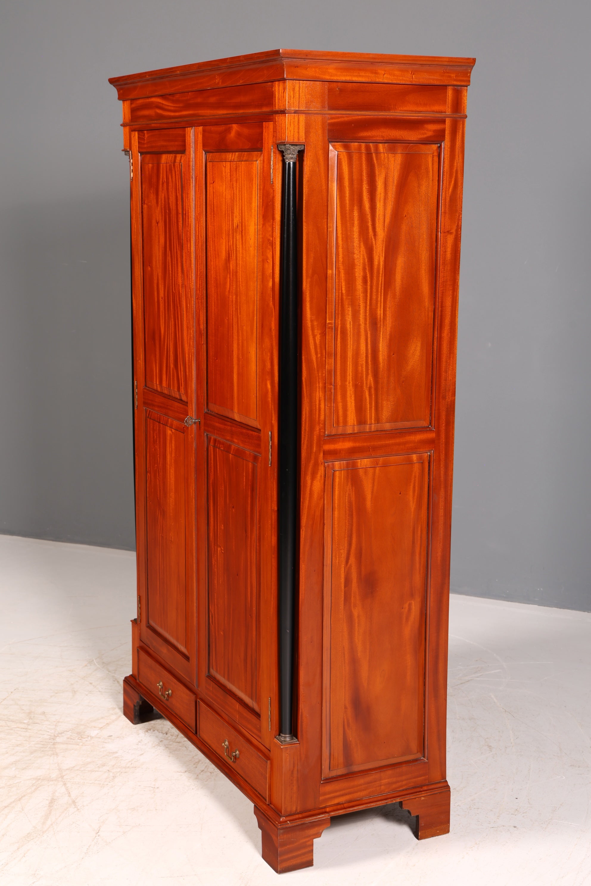 Wunderschöner Biedermeier Kleiderschrank Mahagoni Antik Säulenschrank Dielenschrank Wäscheschrank Massivholz