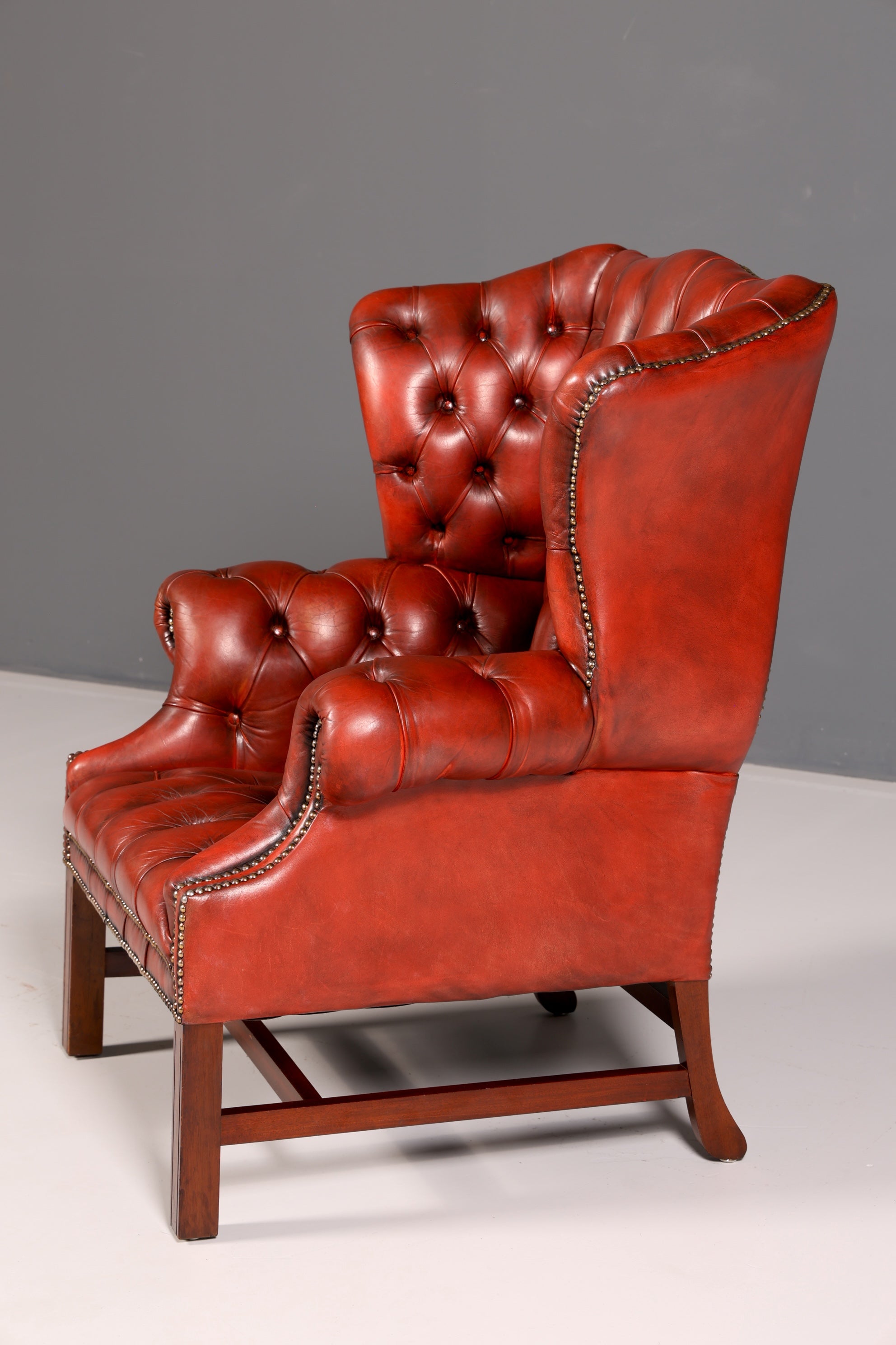 Original Chesterfield Ohrensessel mit Hocker Echtleder Englisch Herrensessel Ledersessel Antik Vintage