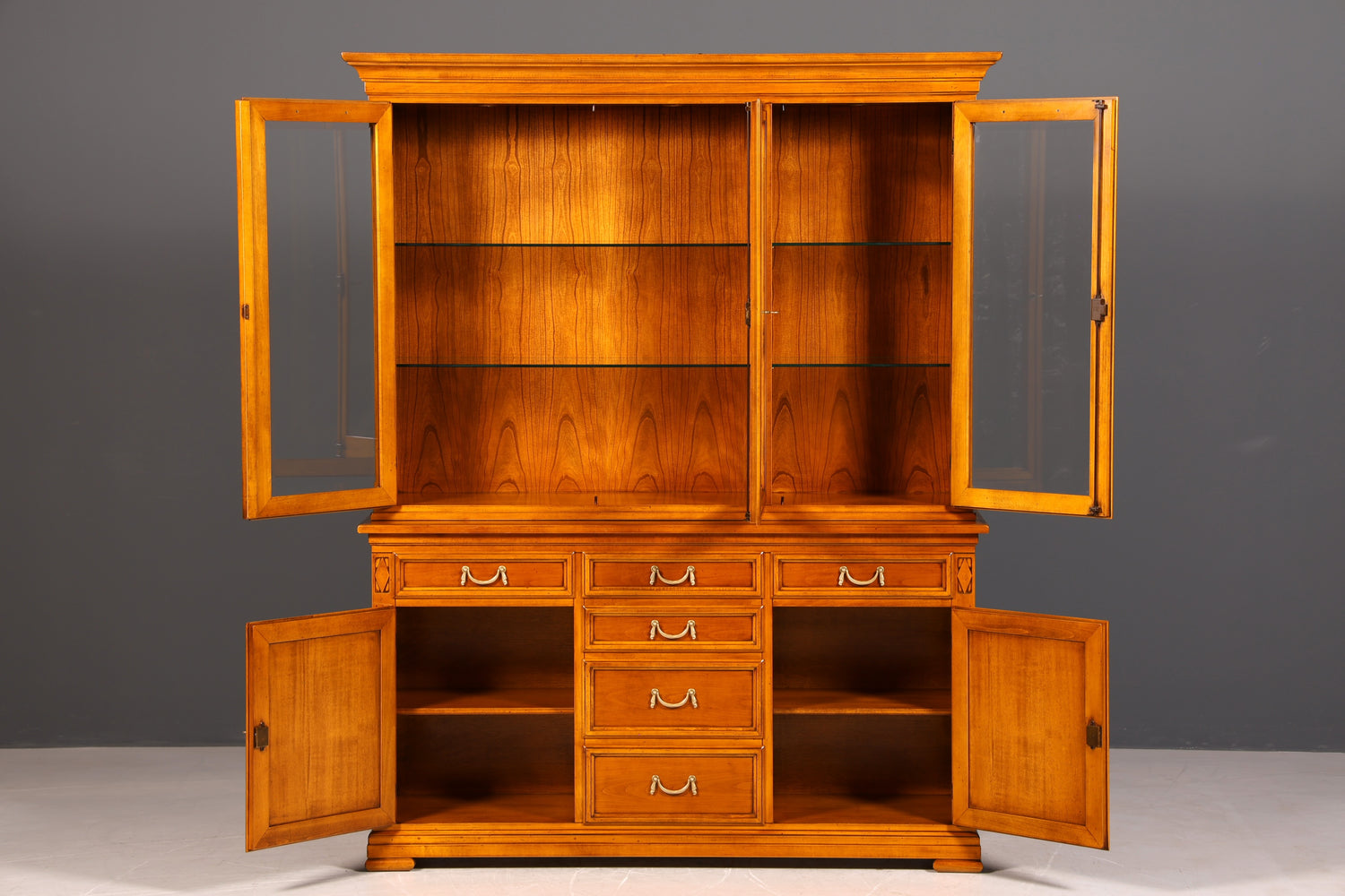 Wunderschöne Original Selva Vitrine Antik Stil massiv Holz Buffet Villa Borghese Schrank Bibliothek