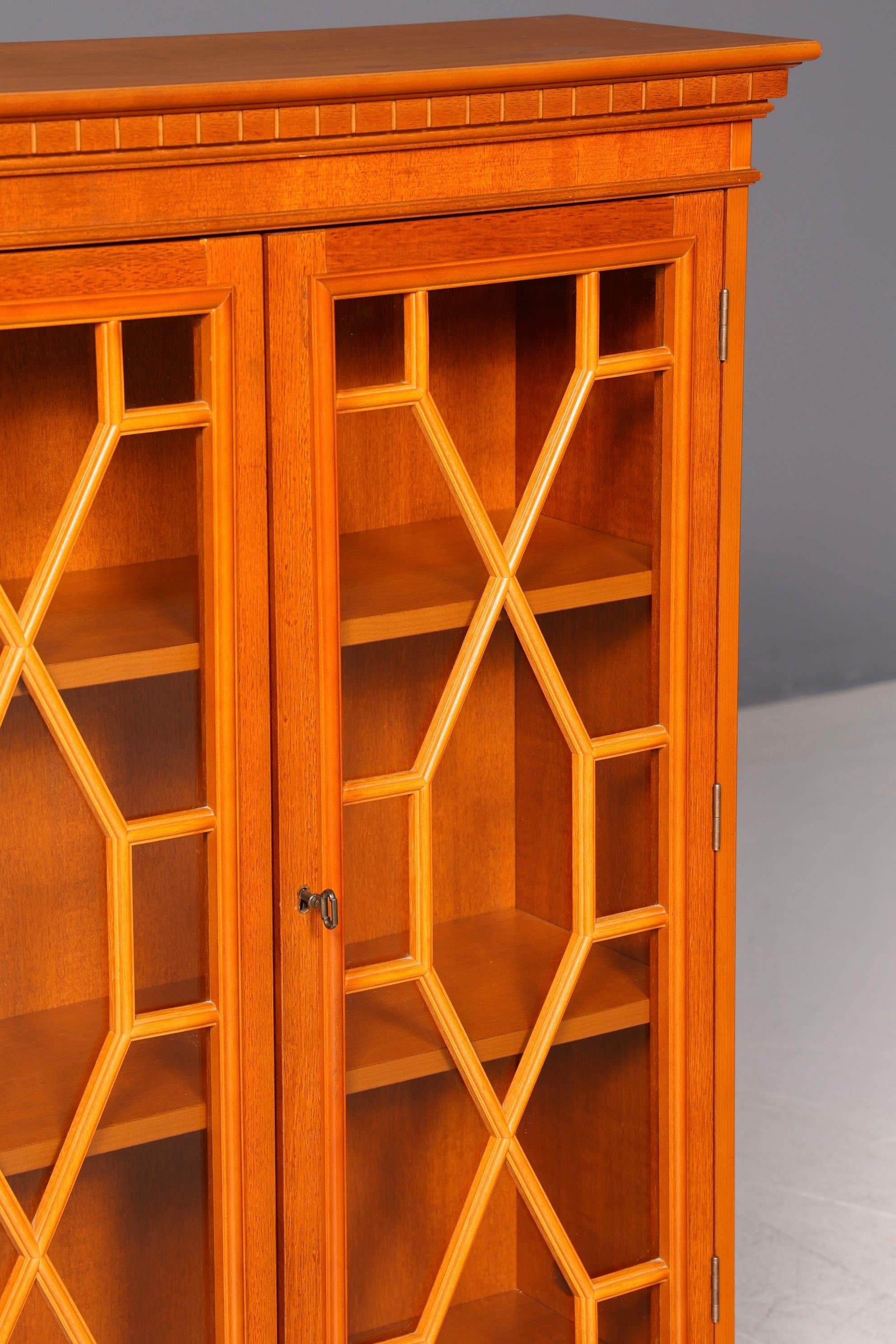 Wunderschöne Englische Vitrine Eibe Bücherschrank Glasvitrine 60s Vitrinenschrank Schrank Vintage