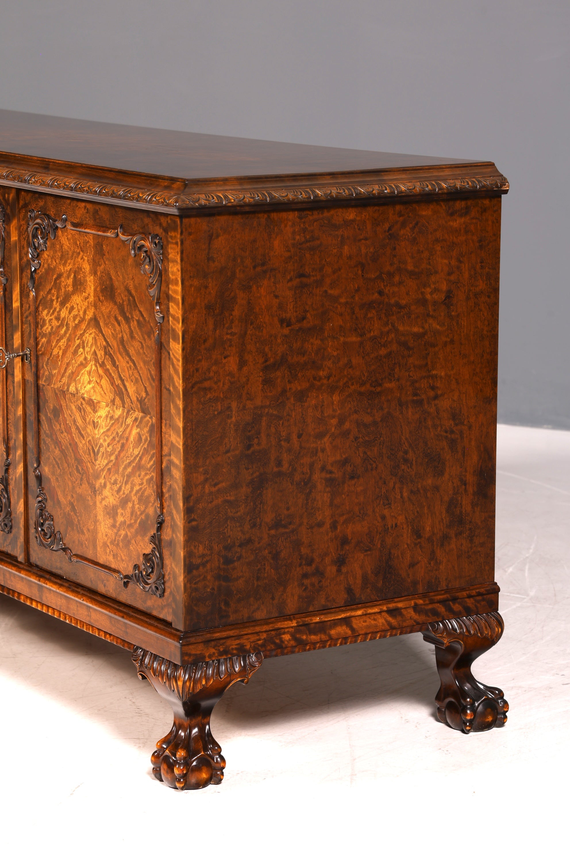 Traumhaftes Chippendale Sideboard Kommode Barock Stil Massivholz TV Schrank Antik