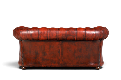 Hauptstadt Möblerei Chesterfield 2-Sitzer Sofa aus braunem Echtleder mit klassischer Knopfheftung, Rückansicht