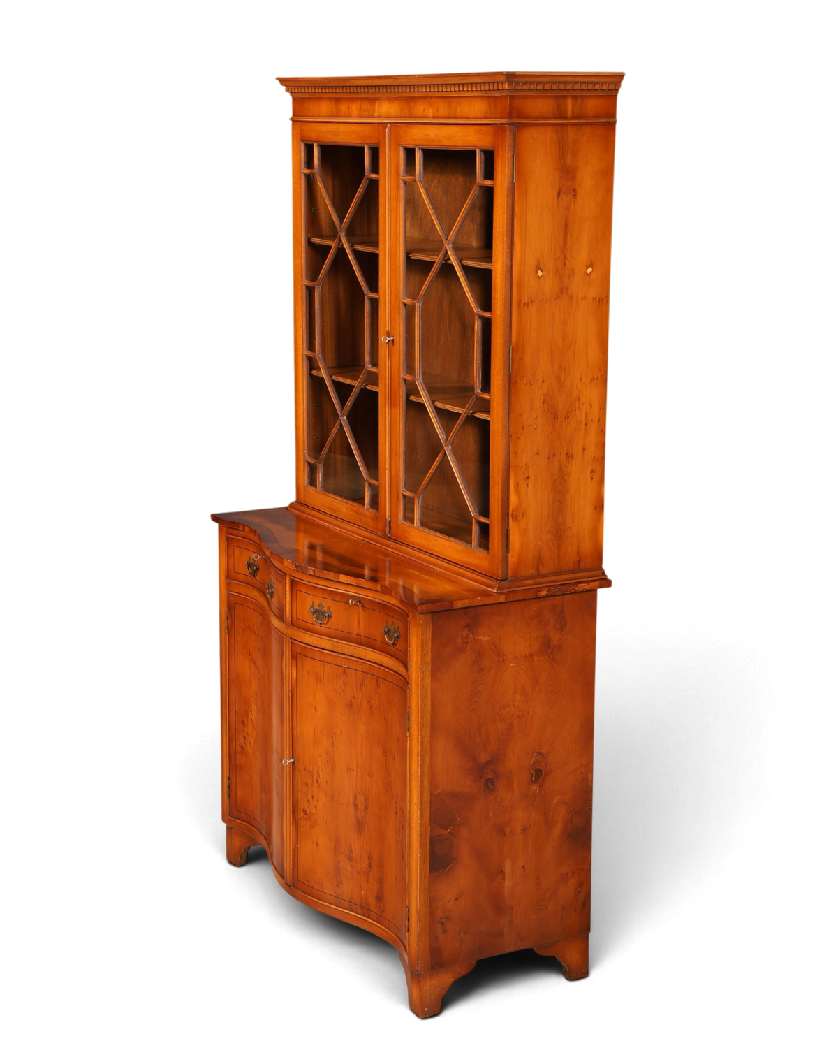 Hauptstadt Möblerei englische Vitrine aus Eibenholz mit Glasfront, Sprossenfenstern und geschwungenem Unterteil.