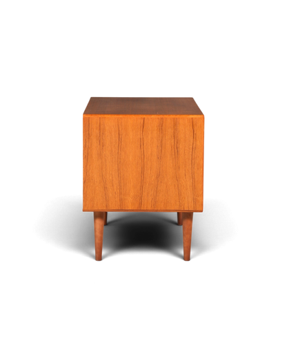 Hauptstadt Möblerei Nachttisch aus Teakholz im Mid-Century Design mit konischen Beinen in Seitenansicht